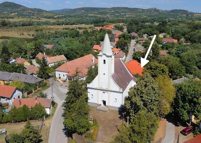 Parokia Apartman Es Coworking A Balaton Mellett